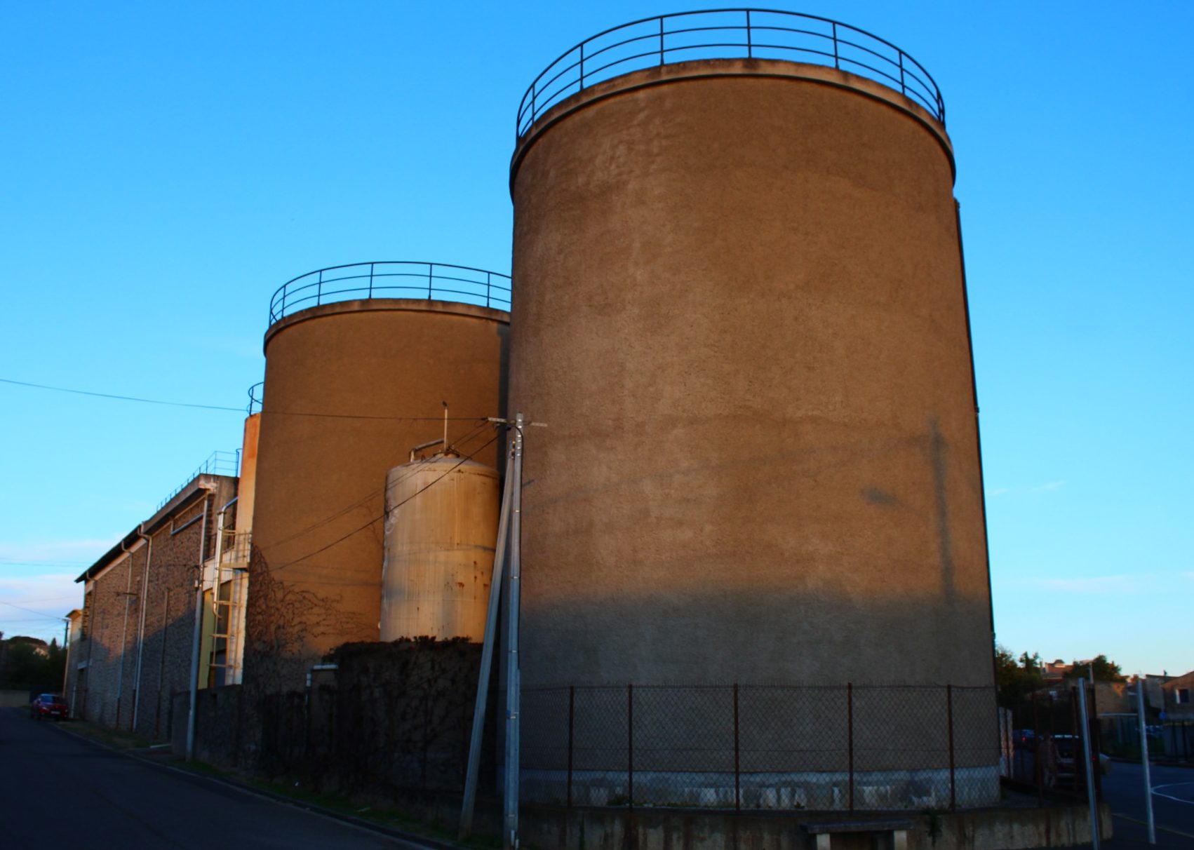 Photo des cuves de la cave coopérative de Cers